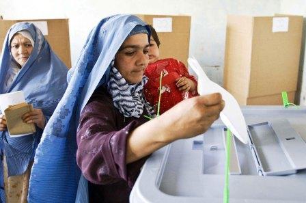 المرأة الافغانية تشارك في الانتخابات بعد حرمانها من حقوقها في عهد طالبان